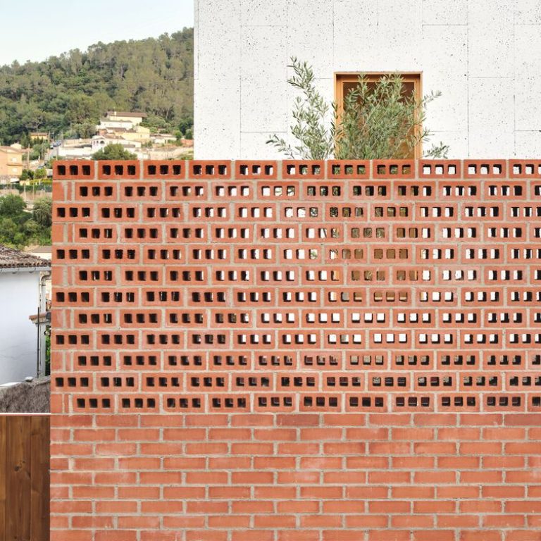 Casa sobre un zócalo de ladrillo en España por Agora Arquitectura - Fotografía de Arquitectura - El Arqui MX