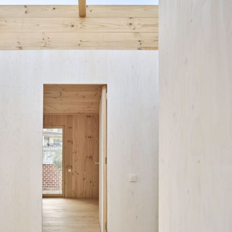 Casa sobre un zócalo de ladrillo en España por Agora Arquitectura - Fotografía de Arquitectura - El Arqui MX