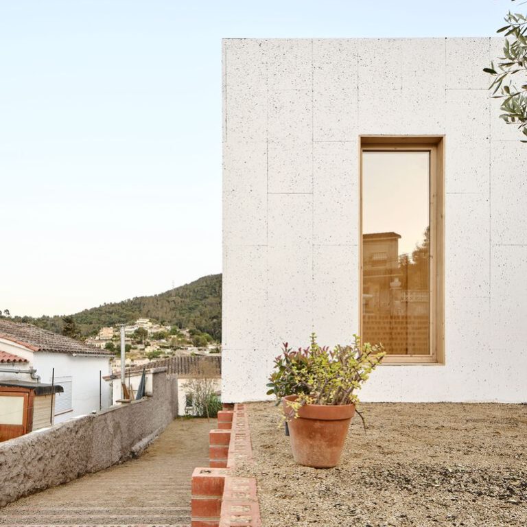 Casa sobre un zócalo de ladrillo en España por Agora Arquitectura - Fotografía de Arquitectura - El Arqui MX