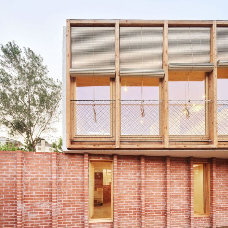 Casa sobre un zócalo de ladrillo en España por Agora Arquitectura - Fotografía de Arquitectura - El Arqui MX