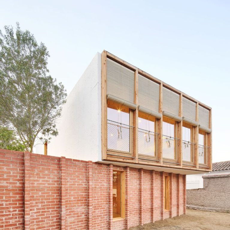 Casa sobre un zócalo de ladrillo en España por Agora Arquitectura - Fotografía de Arquitectura - El Arqui MX