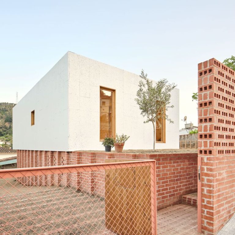 Casa sobre un zócalo de ladrillo en España por Agora Arquitectura - Fotografía de Arquitectura - El Arqui MX