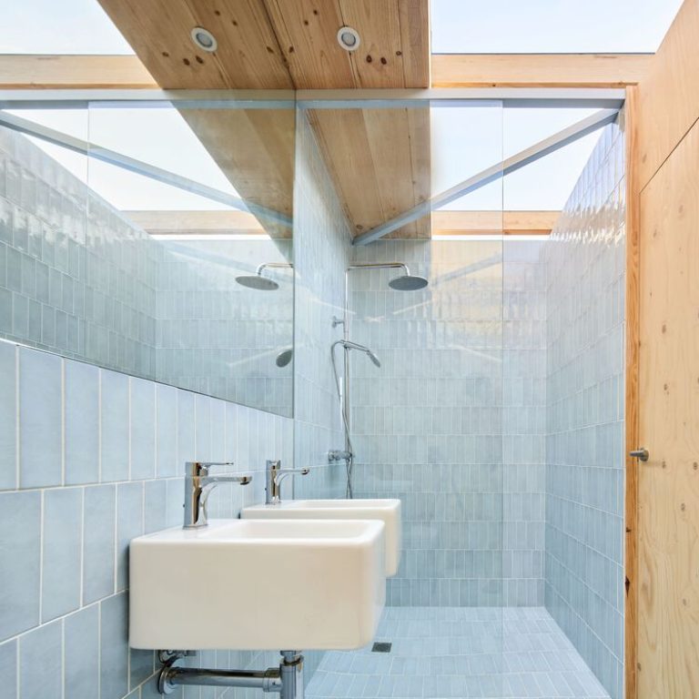 Casa sobre un zócalo de ladrillo en España por Agora Arquitectura - Fotografía de Arquitectura - El Arqui MX