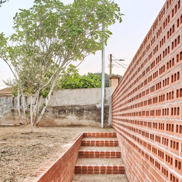 Casa sobre un zócalo de ladrillo en España por Agora Arquitectura - Fotografía de Arquitectura - El Arqui MX