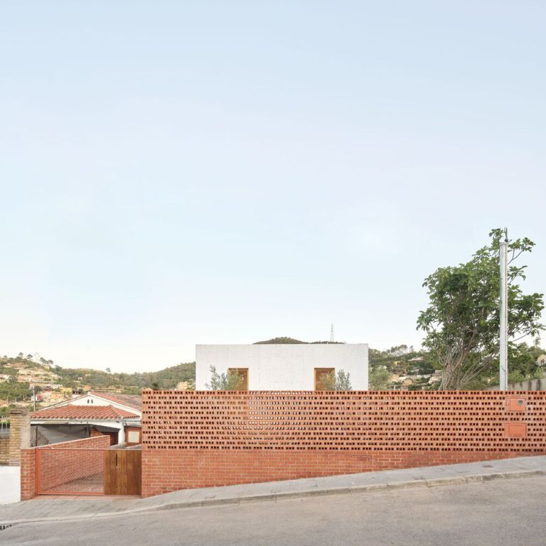 Casa sobre un zócalo de ladrillo en España por Agora Arquitectura - Fotografía de Arquitectura - El Arqui MX