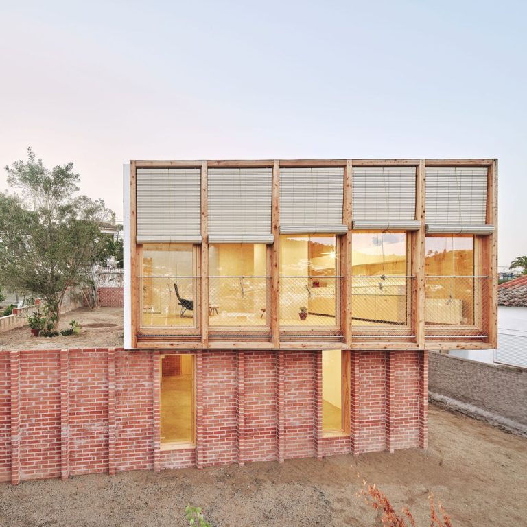 Casa sobre un zócalo de ladrillo en España por Agora Arquitectura - Fotografía de Arquitectura - El Arqui MX