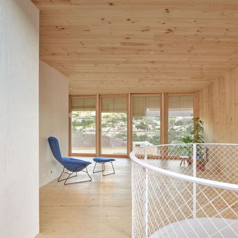 Casa sobre un zócalo de ladrillo en España por Agora Arquitectura - Fotografía de Arquitectura - El Arqui MX