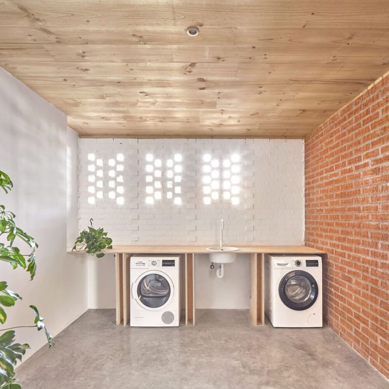Casa sobre un zócalo de ladrillo en España por Agora Arquitectura - Fotografía de Arquitectura - El Arqui MX