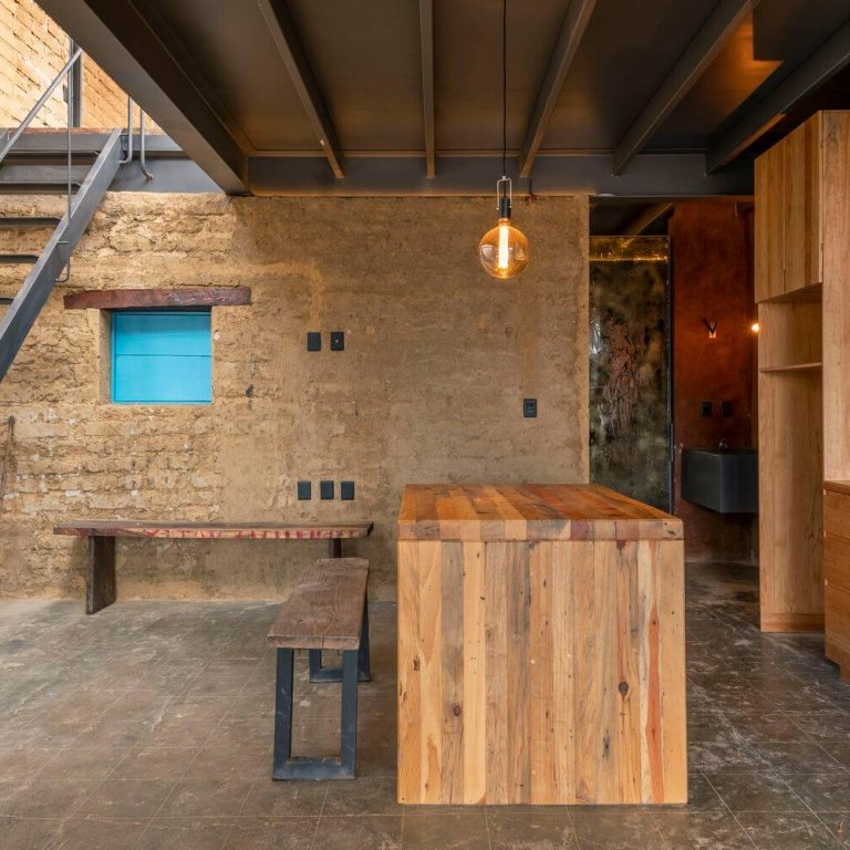 Casa de adobe, cocina de madera, escalera de acero. Casa taller Plúmula en Oaxaca por Espacio 18 Arquitectura