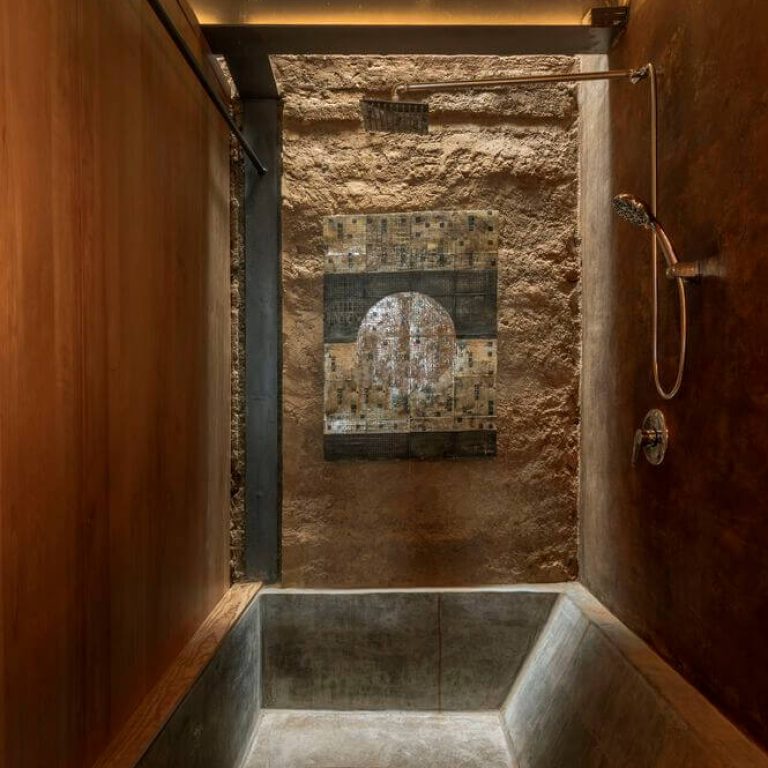 Baño de adobe, tina de piedra, baño rustico. Casa taller Plúmula en Oaxaca por Espacio 18 Arquitectura