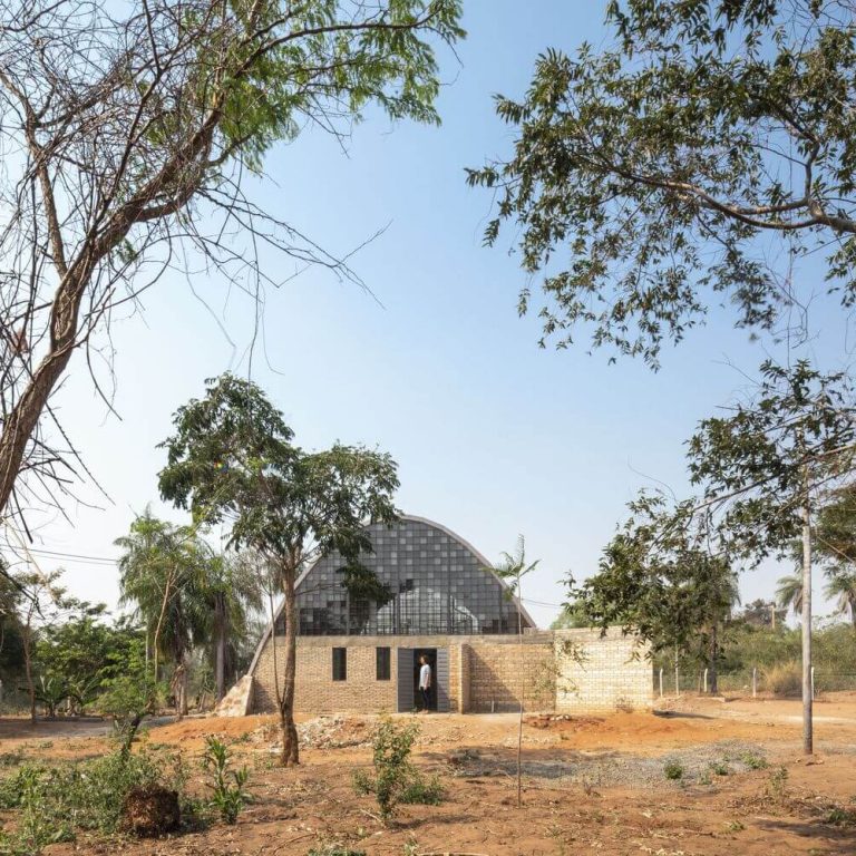 Casa taller el caparazón en Paraguay