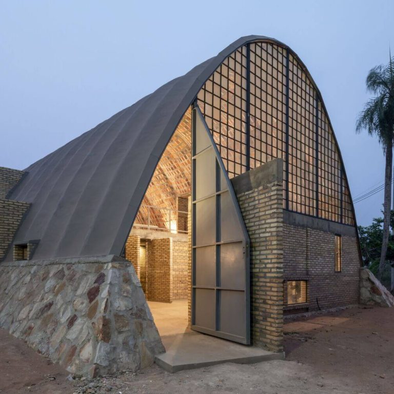 Casa taller el caparazón en Paraguay