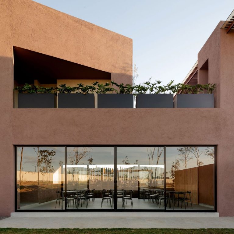 Casco Parque México: Arquitectura de Equipamiento y Casa Club por MXTAD