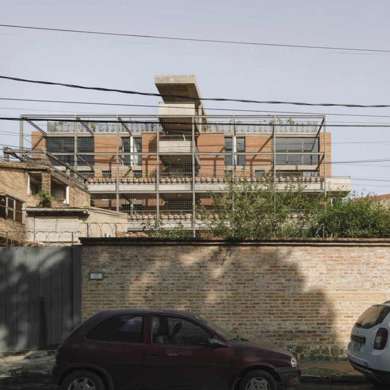 Edificio Valois en Paraguay por José Cubilla: Innovación en Tierra Compactada - Fotografía de Arquitectura
