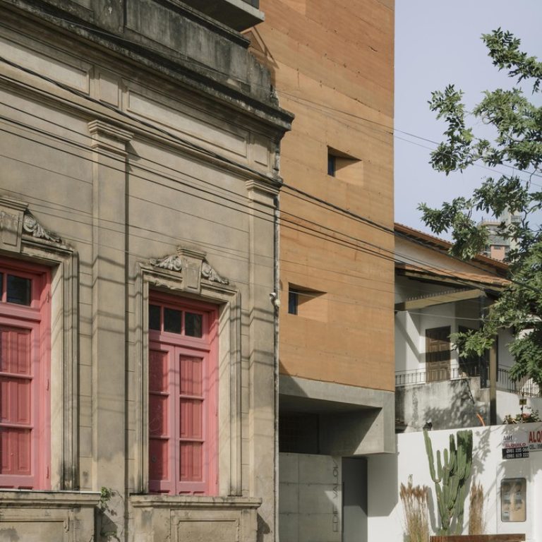 Edificio Valois en Paraguay por José Cubilla: Innovación en Tierra Compactada - Fotografía de Arquitectura