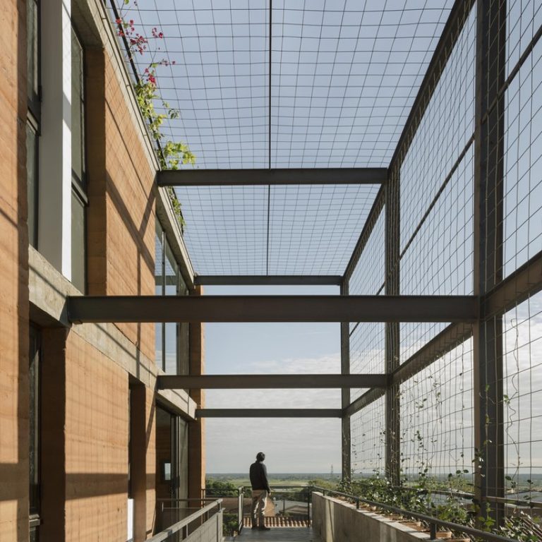 Edificio Valois en Paraguay por José Cubilla: Innovación en Tierra Compactada - Fotografía de Arquitectura