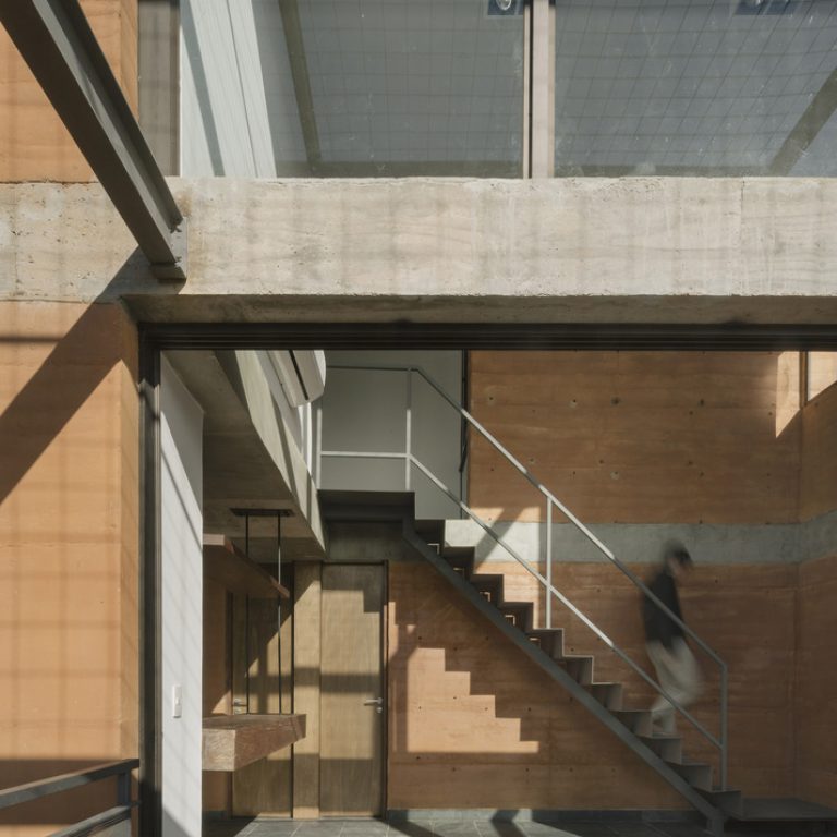 Edificio Valois en Paraguay por José Cubilla: Innovación en Tierra Compactada - Fotografía de Arquitectura