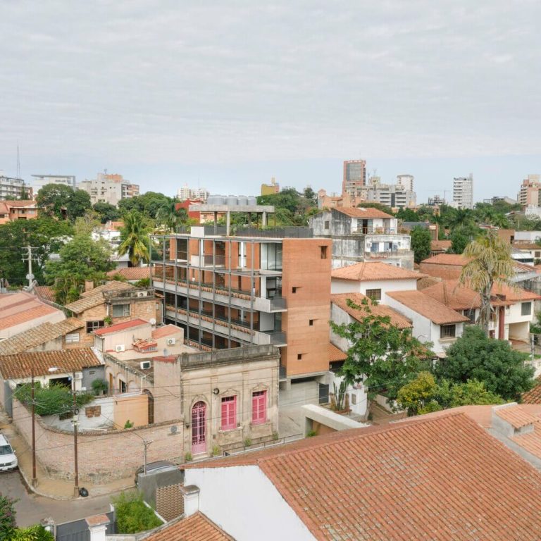 Edificio Valois en Paraguay por José Cubilla: Innovación en Tierra Compactada - Fotografía de Arquitectura