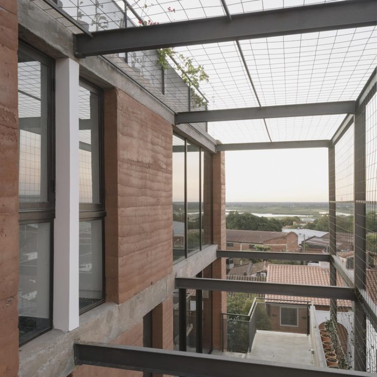 Edificio Valois en Paraguay por José Cubilla: Innovación en Tierra Compactada - Fotografía de Arquitectura