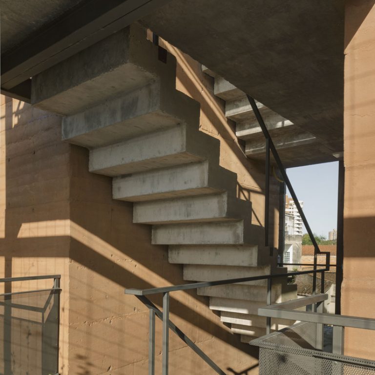 Edificio Valois en Paraguay por José Cubilla: Innovación en Tierra Compactada - Fotografía de Arquitectura