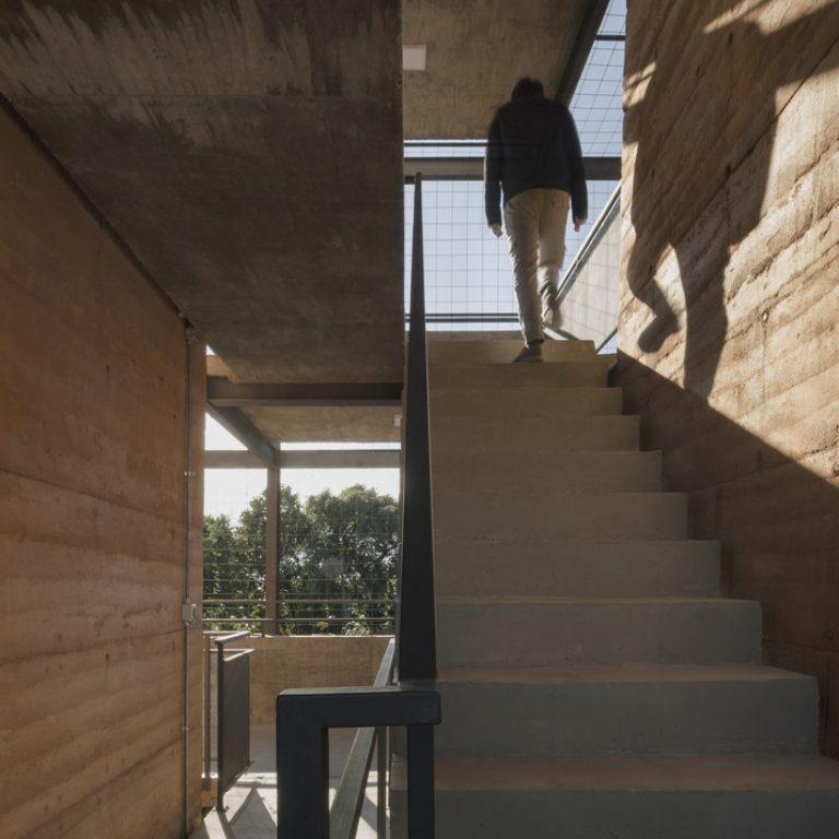 Edificio Valois en Paraguay por José Cubilla: Innovación en Tierra Compactada - Fotografía de Arquitectura