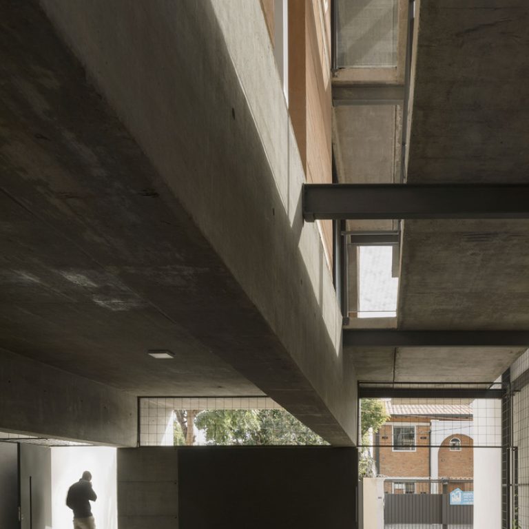 Edificio Valois en Paraguay por José Cubilla: Innovación en Tierra Compactada - Fotografía de Arquitectura