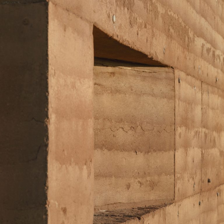 Edificio Valois en Paraguay por José Cubilla: Innovación en Tierra Compactada - Fotografía de Arquitectura