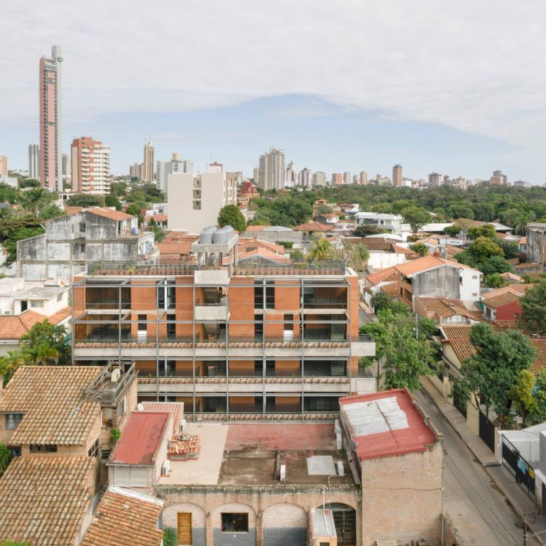 Edificio Valois en Paraguay por José Cubilla: Innovación en Tierra Compactada - Fotografía de Arquitectura