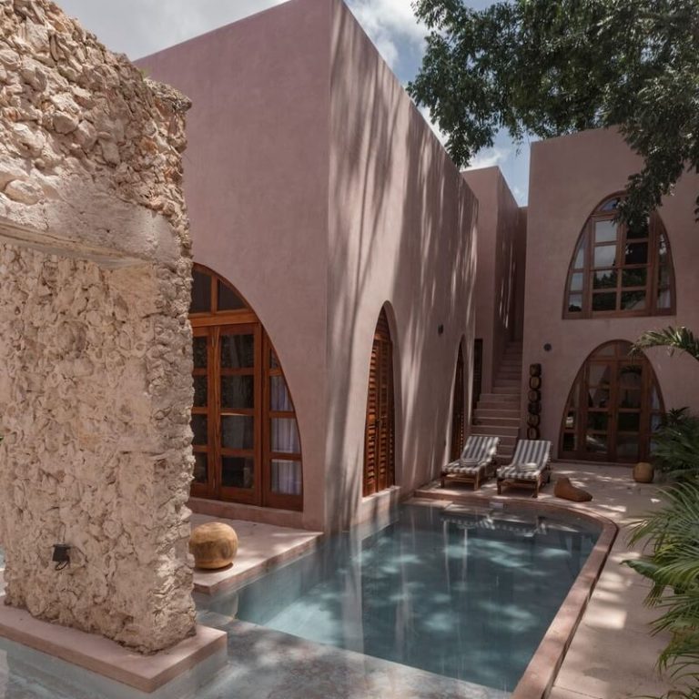 La Casa Rosa. Patio con alberca y muros de piedra