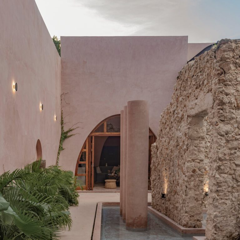 La Casa Rosa. Patio con alberca y muros de piedra