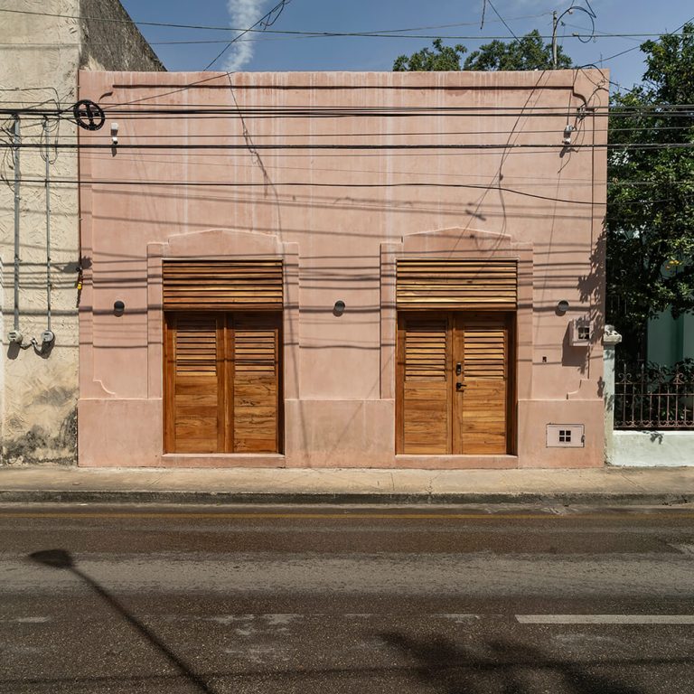 La Casa Rosa en Yucatán, Fachada de casa en tonos rosa, con puertas de madera