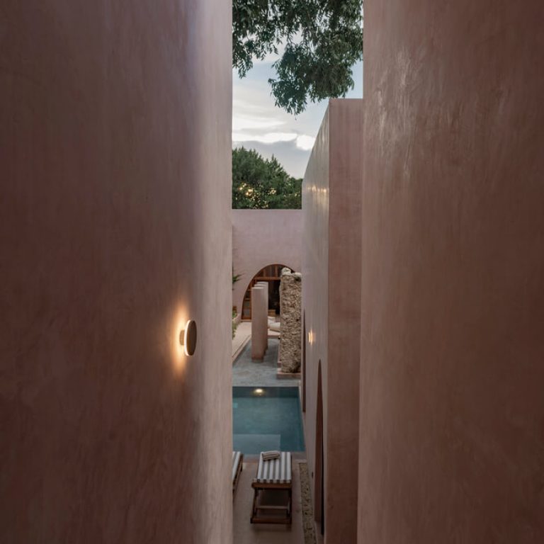 La Casa Rosa. Patio con alberca y muros de piedra