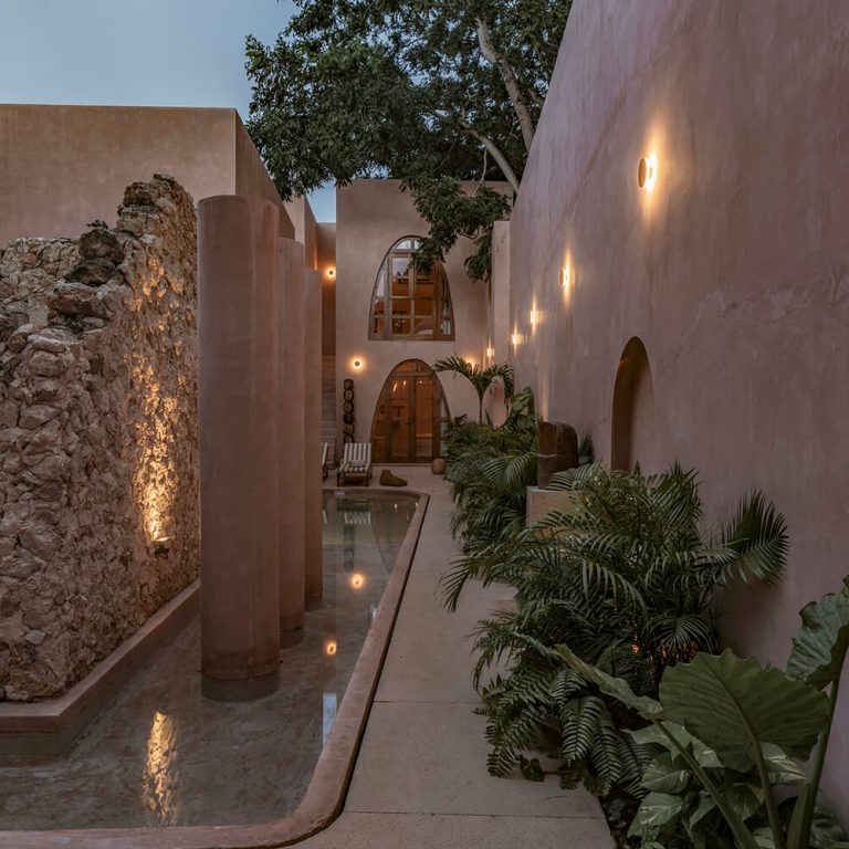 La Casa Rosa. Patio con alberca y muros de piedra