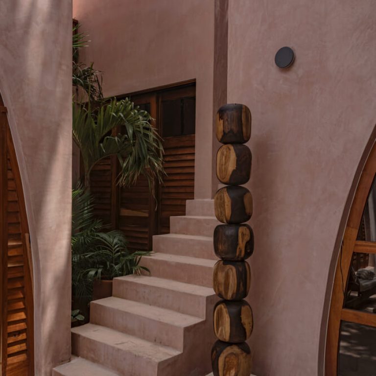 La Casa Rosa. Patio, escalera