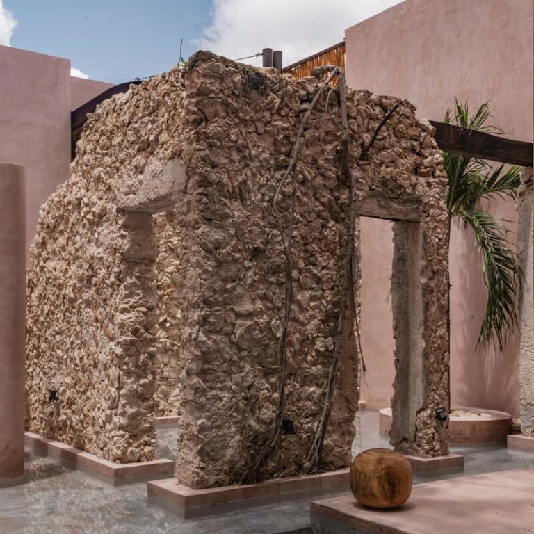 La Casa Rosa. Patio con alberca y muros de piedra