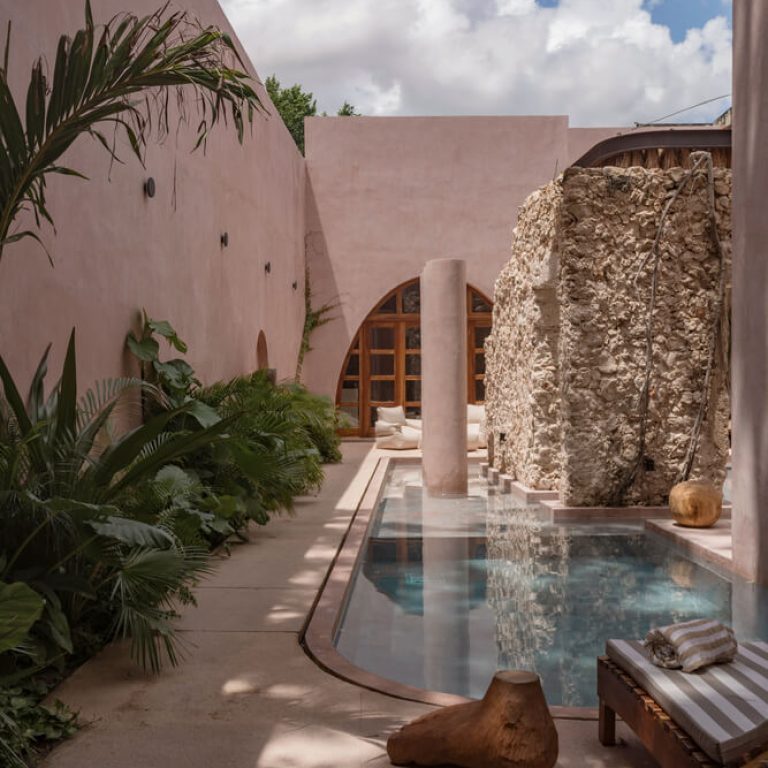 La Casa Rosa. Patio con alberca y muros de piedra