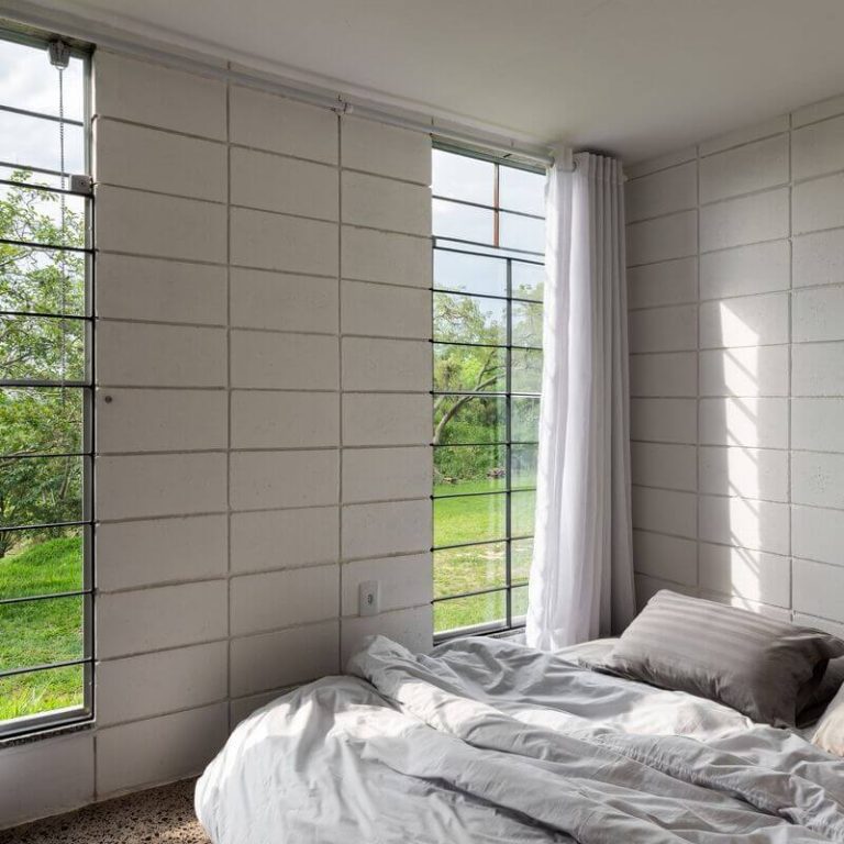 MI Casa, Habitacion, ventana con cortina, cama en piso