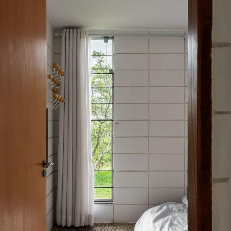 MI Casa, Habitacion, puerta de madera, ventana con cortina