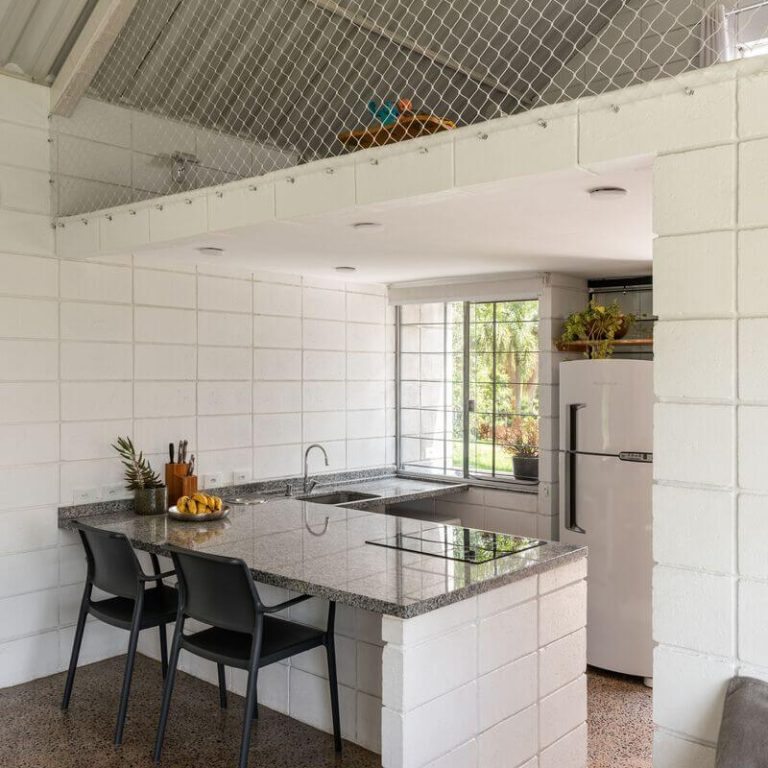 MI Casa, vista interior, cocina con barra desayunador