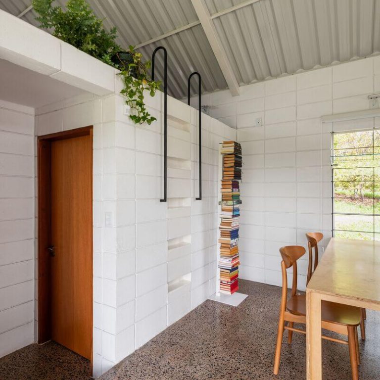 MI Casa, vista interior, escalera para suvir a mezzanine