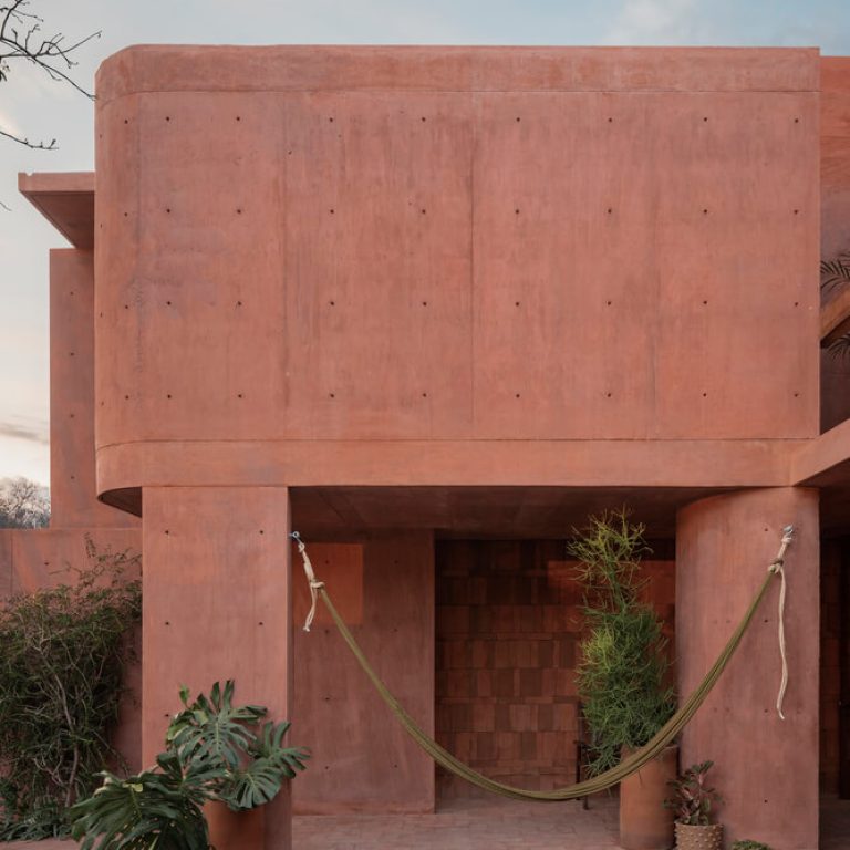 Red House en Huatulco: Arquitectura de Concreto Pigmentado | Ángel García