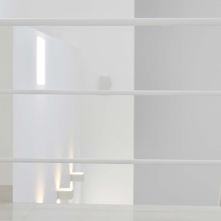 Barandal de acero color blanco, en casa color blanco. Reforma Casa AL en Guanajuato