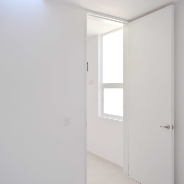 Casa con muros blancos, puertas blancas, cancelería blanca y piso blanco, Reforma Casa AL en Guanajuato