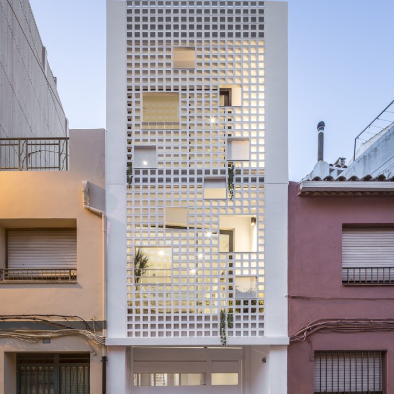 Vivienda entre medianeras en España por Viraje arquitectura
