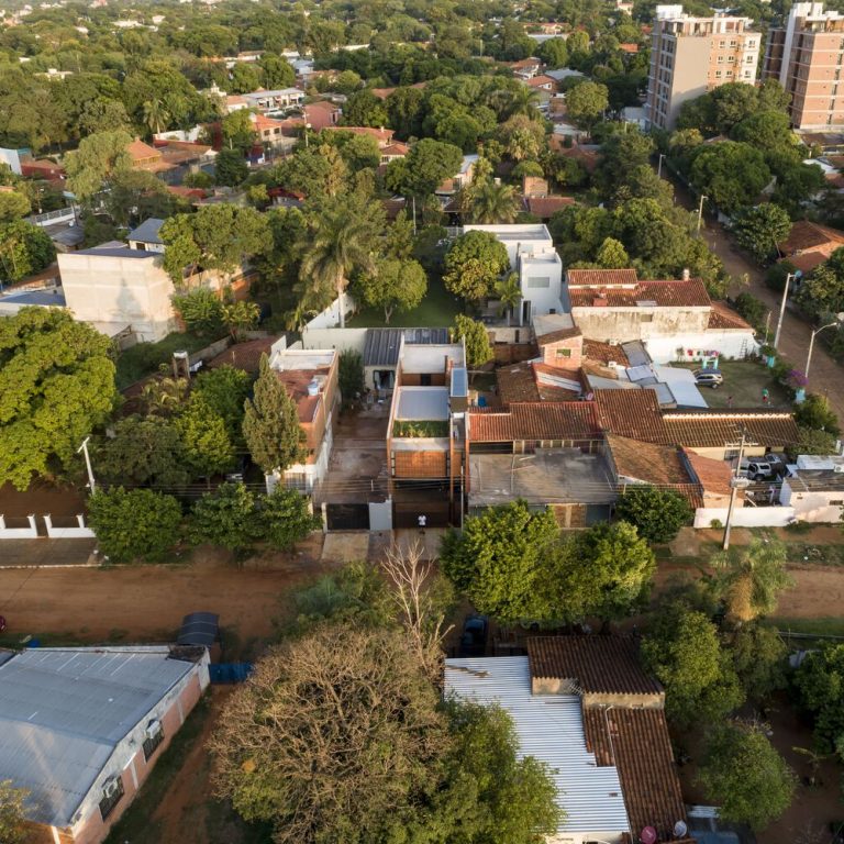 Vivienda de Tierra Liquida en Paraguay por Oficina de arquitectura X