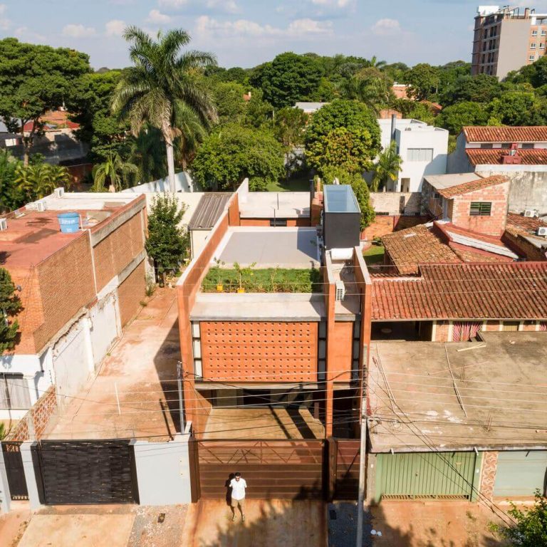 Vivienda de Tierra Liquida en Paraguay por Oficina de arquitectura X