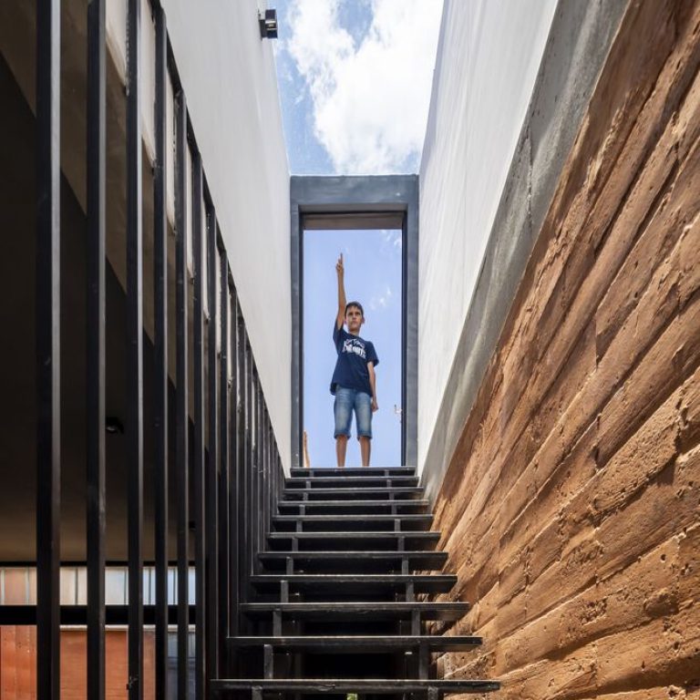 Vivienda de Tierra Liquida en Paraguay por Oficina de arquitectura X