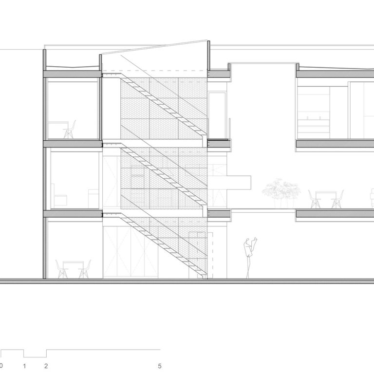 Vivienda entre medianeras en España por Viraje arquitectura