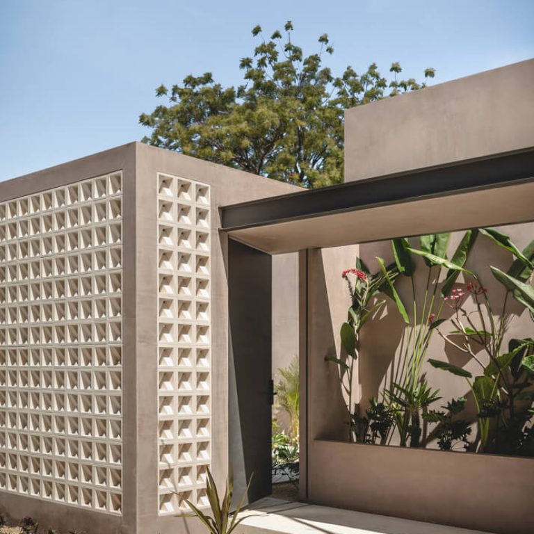 Acceso con celosía de concreto de Casa BJ