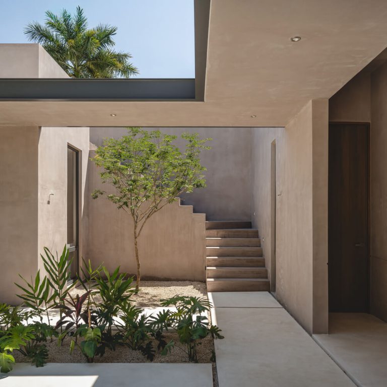 Patio ajardinado de Casa BJ en Mérida